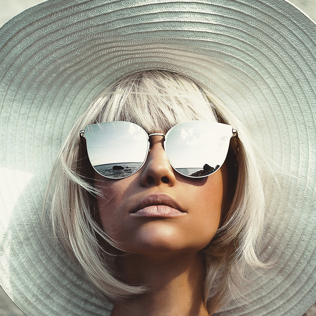 Blondine mit Sonnenbrille